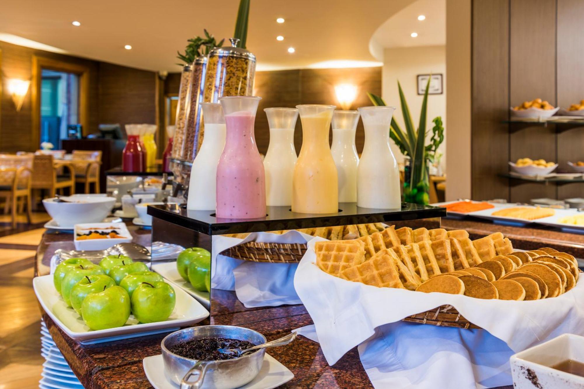 Cosmos 100 Hotel & Centro De Convenciones - Hoteles Cosmos Bogotá Eksteriør billede A breakfast buffet